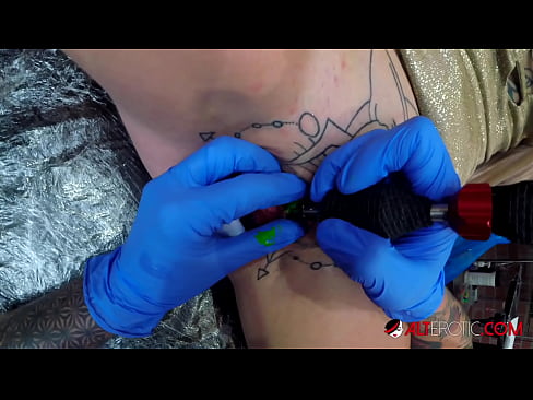 ❤️ Extremamente tatuada, a brasa Sully Savage fez uma tatuagem no seu clítoris Porno vídeo em porno pt.pornoxlxx.ru ❌❤
